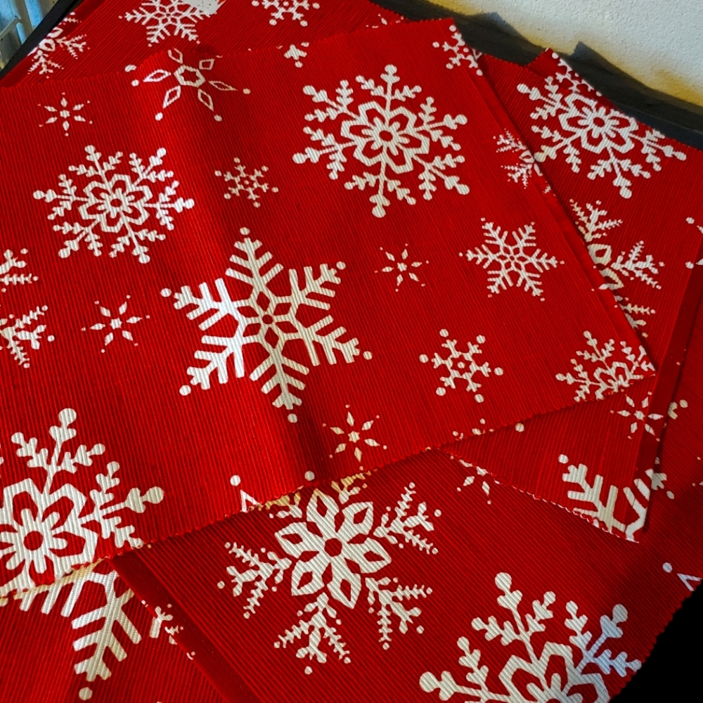 4 red and white snowflake placemats